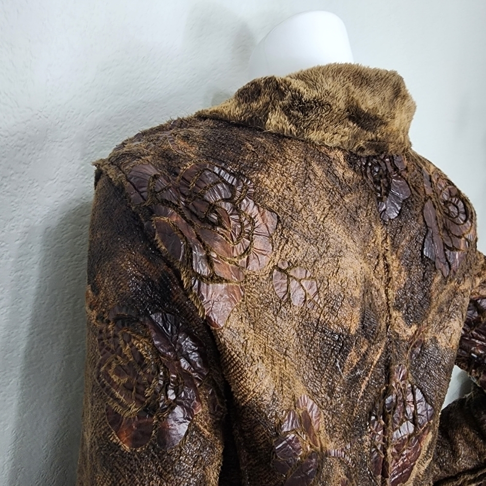 True Grit Mobwife Faux Fur Rose Embossed Coat Size M - Picture 9 of 14